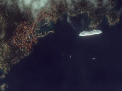 Giglio und die «Costa Concordia» aus der Luft. Foto: DigitalGlobe, inc. / provided by European Space Imaging GmbH Costa Concordia - Satellitenaufnahme