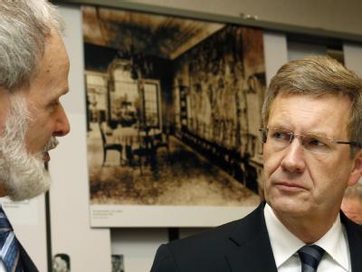 Bundespräsident Wulff im Gespräch mit Norbert Kampe, Direktor der Gedenk- und Bildungsstätte Haus der Wannsee-Konferenz. Foto: Michael Sohn Bundespräsident Wulff