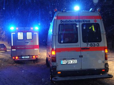 Rettungswagen im Schneegestöber. In dem am Unfall beteiligten Bus wurden zwölf Menschen verletzt. Foto: Patrick Seeger Rettungswagen