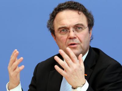 Mit seinen Äußerungen hat Bundesinnenminister Hans-Peter Friedrich die Bundesregierung vor neue Probleme gestellt. Foto: Wolfgang Kumm Hans-Peter Friedrich