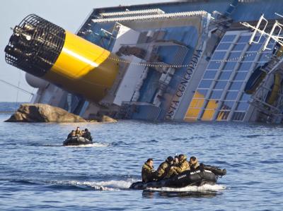 Die Hilfsmannschaften befürchten ein komplettes Untergehen des auf der Seite liegenden Kreuzfahrtschiffes. Foto: Massimo Percossi 'Costa Concordia'