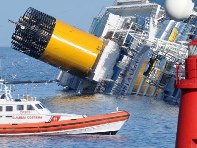 Ein Schiff der italienischen Küstenwache vor dem Unglücks-Kreuzfahrer. Foto: Carlo Ferraro Küstenwache