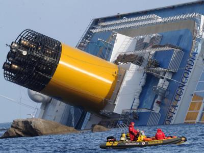 «Wir wissen nicht, warum sich das Schiff bewegt hat»: Das Schiff ist in der Nacht zum Sonntag teilweise einen Zentimeter pro Stunde abgerutscht. Foto: Carlo Ferraro Seitenlage
