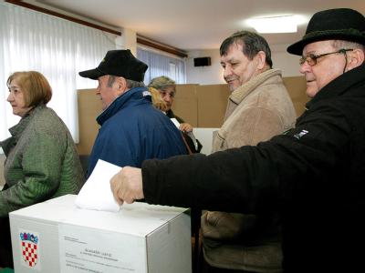 Wahlberechtigte bei der Stimmabgabe in Zagreb. Foto: epa/str Stimmabgabe