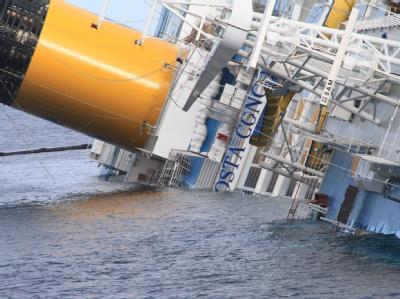 Nach dem Unglück der «Costa Concordia» ist ein zweiter Toter als Deutscher identifiziert. Jetzt werden noch zehn Deutsche vermisst. Foto: Enzo Russo Das Wrack der «Costa Concordia»