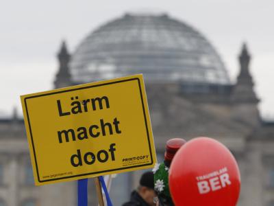 Eine Demonstration von Fluglärmgegnern vor dem Reichstag in Berlin. Foto: Florian Schuh/Archiv Demo in Berlin