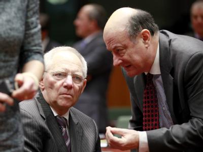 Finanzminister Wolfgang Schäuble (l) im Gespräch mit seinem polnischen Amtskollegen Jacek Rostowski beim EU-Finanzministertreffen in Brüssel. Foto: Olivier Hoslet EU Finance Ministers meet in Brussels