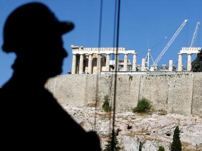 Schwarzarbeit war in Griechenland lange ein Kavaliersdelikt. Jeder vierte Euro wird laut einer Studie am Fiskus vorbei gewirtschaftet. Foto: Orestis Panagiotou Arbeiter vor der Akropolis