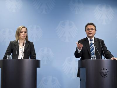 Die Bundesfamilienministerin Kristina Schröder (CDU) und Bundesinnenminister Hans-Peter Friedrich (CSU) nach dem Spitzentreffen gegen Rechtsextremismus. Foto: Robert Schlesinger Schröder und Friedrich