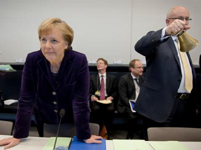 Bundeskanzlerin Angela Merkel und der Unions-Fraktionsvorsitzende Volker Kauder eröffnen im Bundestag die Fraktionssitzung. Foto: Robert Schlesinger / Archiv Fraktionssitzung