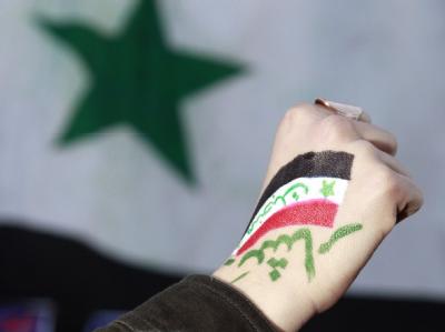 Die Gewalt in Syrien hat bisher 5600 Tote gefordert. Die UN will die Russen-Blockade für ihren Verbündeten Syrien durchbrechen. Foto: Youssef Bodawi Protestler