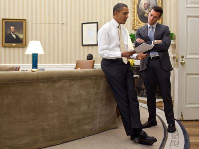 Barack Obama im Gespräch mit seinem Chef-Redenschreiber Jon Favreau im Oval Office in Washington. Foto: Official White House Photo by Pete Souza Obama mit Redenschreiber
