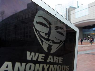 Ein Laptop mit dem Anonymous-Logo. Foto: Julien Warnand Hackergruppe Anonymous