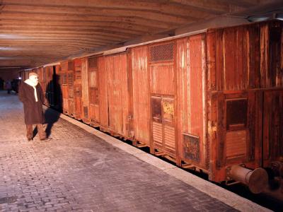 Waggons, in denen Juden in die Konzentrationslager gebracht wurden, stehen auf dem Gleis 21 des Mailänder Hauptbahnhofs. Foto: Matteo Bazzi Transportwaggon