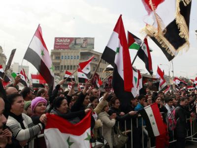 Anhänger des syrischen Präsidenten Baschar al-Assad demonstieren in Damaskus. Der Aufstand gegen sein Regime rückt immer näher an die Hauptstadt. Foto: Youssef Badawi/Archiv Anhänger des syrischen Präsidenten Baschar al-Assad demonstieren in Damaskus