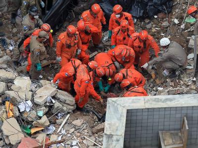 Retter finden noch einen Verschütteten in dem eingestürzten Gebäude. Foto: Marcelo Sayao Opfersuche
