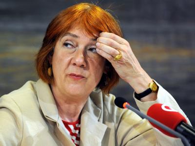 Das Land Bremen ist derzeit mit knapp 19 Milliarden Euro verschuldet: Finanzsenatorin Karoline Linnert. Foto: Ingo Wagner/Archiv Linnert