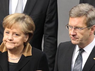 Steht weiterhin zu ihrem Bundespräsidenten: Bundeskanzlerin Angela Merkel und Christian Wulff. Foto: Wolfgang Kumm Merkel und Wulff