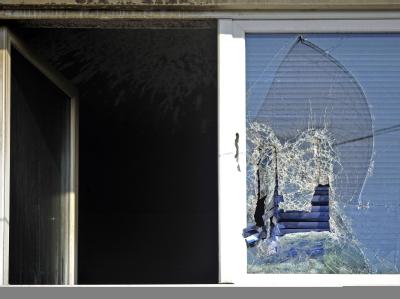Ort des Geschehens: Ein Familienvater tötete zunächst seine Ehefrau und seine zwei Kinder - eher er dann Feuer legte und selbst starb. Foto: Marius Becker Kaputte Fensterscheibe