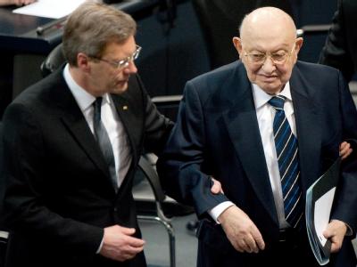 Bundespräsident Christian Wulff führt den sichtlich angeschlagenen Marcel Reich-Ranicki in den Bundestag. Foto: Sebastian Kahnert Gedenkstunde