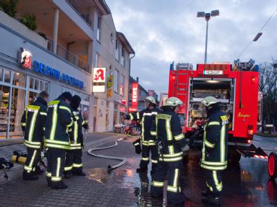 Rettungskräfte im Einsatz: Die Toten sind ein 33- und 34 Jahre altes Elternpaar und ihre ein und fünf Jahre alten Kinder. Foto: Ralph Matzerath Wohnungsbrand in Langenfeld
