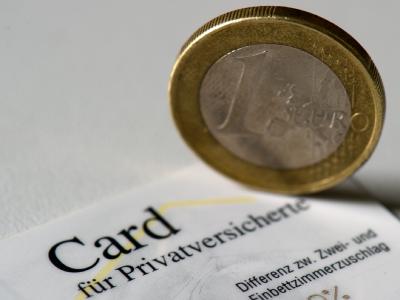 Zehntausende Privatversicherte bleiben ihre Beiträge schuldig - und tragen damit zu den jüngsten Beitragsanhebungen bei. Nun soll eine gesetzliche Regelung Abhilfe schaffen. Foto: Arno Burgi/Archiv Versicherungskarte