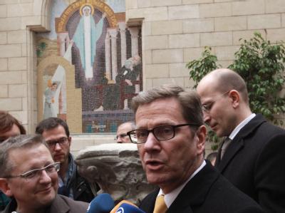 Guido Westerwelle bei seinem Besuch einer koptischen Kirche in Kairo, Ägypten. Foto: Amel Pain Guido Westerwelle