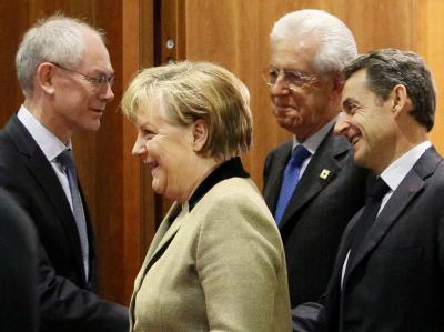 Kanzlerin Merkel kommt in Brüssel mit dem Präsident des Europäischen Rates Van Rompuy (l), Italiens Premier Monti (M) und dem französischen Staatschef Sarkozy (r) zusammen. Foto: Olivier Hoslet EU-Gipfel in Brüssel