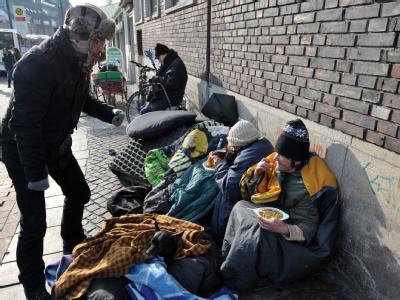 Ein Mitarbeiter der Warme Suppe für Obdachlose