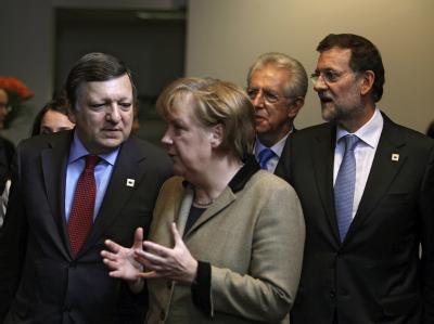 Bundeskanzlerin Merkel versucht, die Wogen in der Griechenland-Debatte zu glätten. Foto: Olivier Hoslet Angela Merkel mit Kollegen