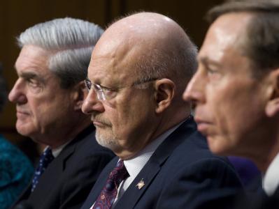 US-Geheimdienstdirektor James Clapper eingerahmt von FBI-Chef Robert Mueller (l.) und CIA-Chef David Petraeus (r.). Foto: Shawn Thew Clapper, Mueller und Petraeus