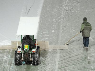 Hat nichts geholfen: Die Partie zwischen dem FC Parma und dem Fußball-Rekordmeister Juventus Turin musste wegen Schneefalls abgesagt werden. Foto: Pier Paolo Ferreri Stadion in Parma