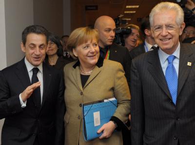 Nicolas Sarkozy, Angela Merkel und Mario Monti scheinen mit dem Gipfelergebnis zufrieden zu sein. Foto: Philippe Wojazer Gute Laune in Brüssel