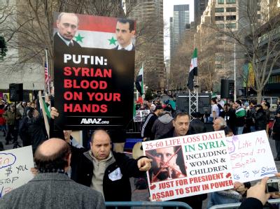 Syrische Demonstranten fordern vor den Vereinten Nationen ein Eingreifen der UN in ihrem Land. Foto: Chris Melzer Protest vor UN-Sicherheitsrat