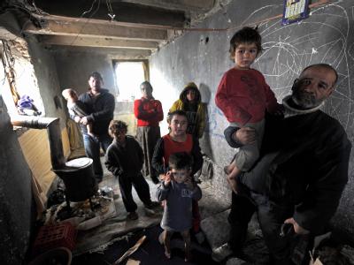 Notstand in der mazedonischen Stadt Skopje: Eine Roma-Familie versucht, sich an einem Holzofen (links) zu wärmen. Foto: Georgi Licovski Roma-Familie