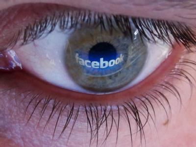 Nun ist es offiziell: Facebook geht an die Börse. Der Börsenprospekt liegt nun vor und gibt Investoren einen ersten Einblick ins Unternehmen. Foto: Jochen Lübke Börsengang Facebook