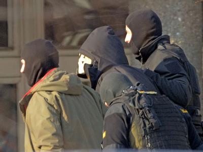 Der 31 Jahre alte Carsten S. (M) wird zu einem Haftprüfungstermin beim Bundesgerichtshof in Karlsruhe gebracht. Foto: Uli Deck Haftprüfung beim BGH