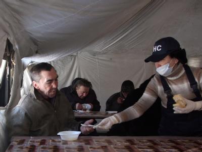 Hilfe in der Kälte: In der Ukraine werden die Menschen in beheizten Zelten betreut. Foto: epa/Photomig Hilfe in der Kälte