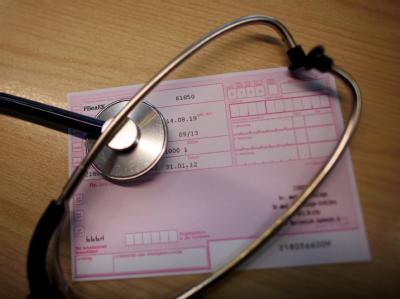 Viele Versicherte nutzen die gesetzliche Krankenversicherung, ohne dafür zu zahlen. Foto: Oliver Berg Rezept