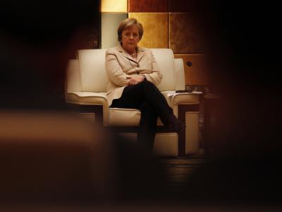Angela Merkel hört während eines Wirtschaftstreffens in Guangzhou chinesischen und deutschen Geschäftsleuten zu. Foto: Bobby Yip Bei Wirtschaftsvertretern