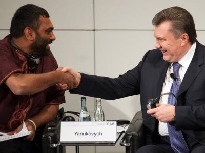 Der ukrainische Präsident Viktor Janukowitsch (r) begrüßt bei der 48. Sicherheitskonferenz im Hotel Bayerischer Hof in München den Greenpeace-Direktor Kumi Naidoo. Foto: Andreas Gebert 48. Münchner Sicherheitskonferenz