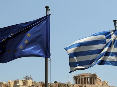 Die Fahnen der EU und Griechenlands vor der Akropolis in Athen. Foto: Orestis Panagiotou EU- und Griechenland-Fahne