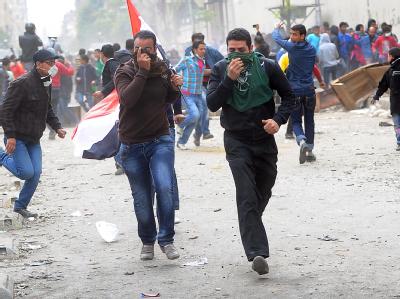 Demonstranten ergreifen nach einer Tränengasattacke in Kairo die Flucht. Foto: Mohamed Omar Tränengasattacke