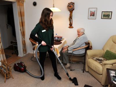 Eine Bundesfreiwilligendienstleistende besucht eine Seniorin in ihrer Wohnung. Das Interesse an BFD-Stellen ist groß. Foto: Jens Kalaene Bundesfreiwilligendienst