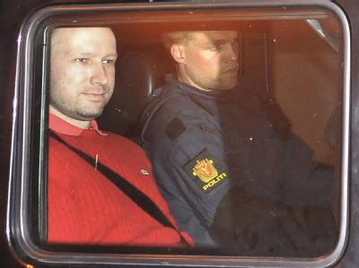 Anders Behring Breivik (l) nach einem Gerichtstermin. Foto: Jon Are Berg Jacobson/ Aftenposten/ Archiv Massenmörder Breivik