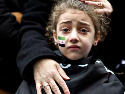 Vor der syrischen Botschaft in London erfahren Protestierende, dass die UN-Resolution gescheitert ist. Foto: Bogdan Maran Syrische Botschaft in London