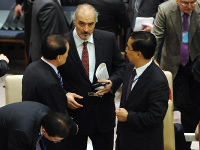 Syriens UN-Botschafter Baschar Dschaafari (M) im Gespräch mit Chinas Vertreter im UN-Sicherheitsrat, Li Baodong (l). China hat gegen die Syrien-Resolution gestimmt. Foto: Andrew Gombert Absprache