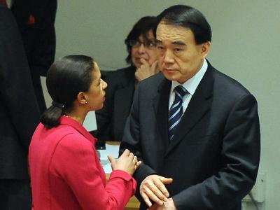 Vergebliche Überzeugungsarbeit: Susan Rice, US-Botschafterin bei den Vereinten Nationen, redet auf ihren chinesischen Kollegen Li Baodong ein. Foto: Andrew Gombert Überzeugungsarbeit