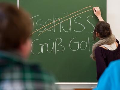 Klassenzimmer der Mittelschule St. Nikola im bayrischen Passau: Die Rektorin hat ihre Schule zur «Hallo- und tschüss-freien Zone» erklärt. Foto: Armin Weigel «Hallo- und tschüssfreie Zone»