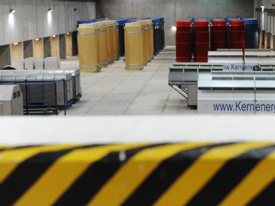 Behälter mit hoch radioaktiven Abfällen (hinten) und einige Transporthauben im atomaren Zwischenlager in Gorleben. Foto: Julian Stratenschulte Zwischenlager